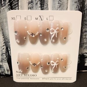 Elegant Press-On Nails - Brown and White